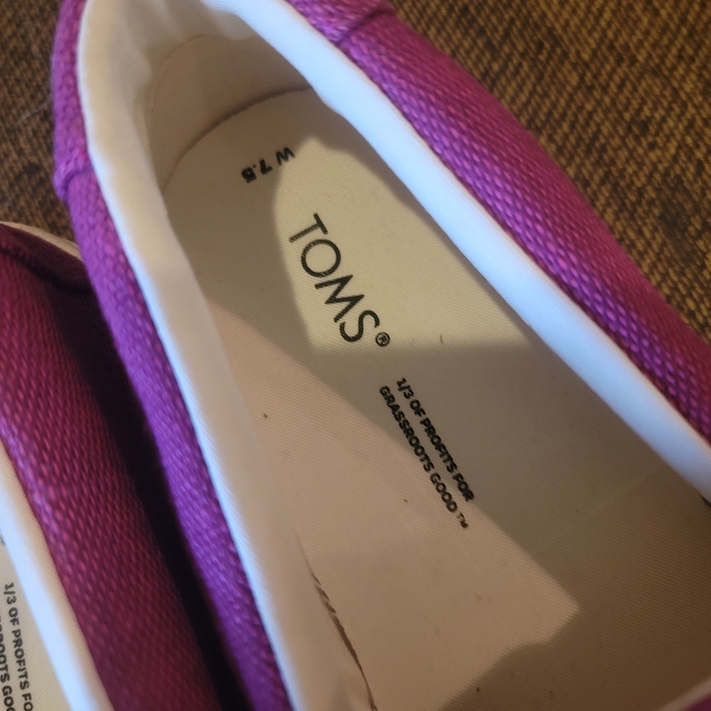 New Toms Fushia Canvas Slip On Sneakers size 7.5 - Picture 2 of 4
